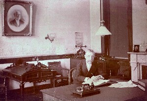 Office with Calendar Advertising a Job Printers Company OM.jpg (57582 bytes)